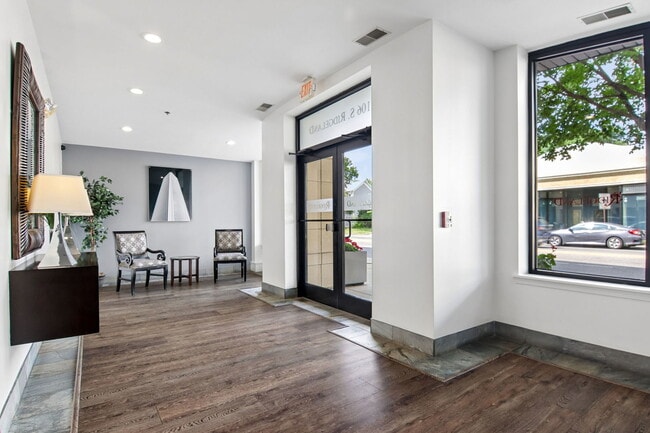 Building Photo - 106 S Ridgeland Ave