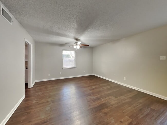 Foto del edificio - 4820 Grove St