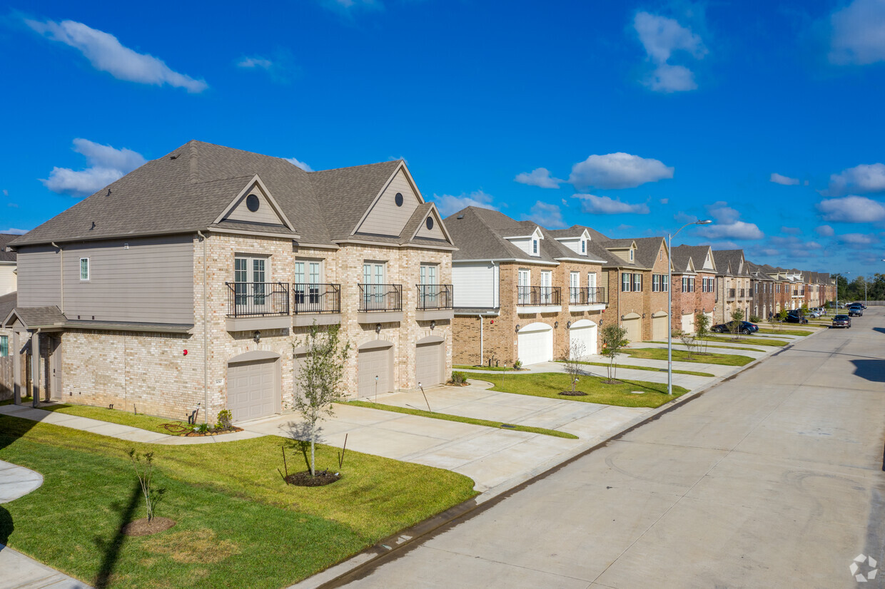 Foto principal - Mirror Lake Townhomes