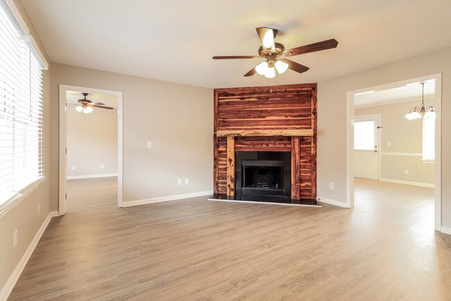 Building Photo - 60 River Oaks Dr SW