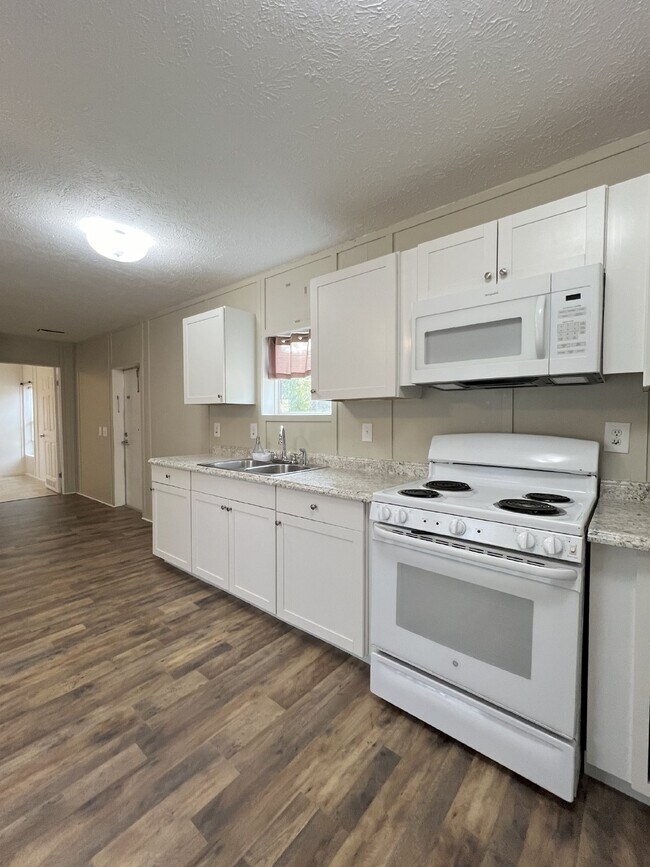 Foto del edificio - **COMING FIRST WEEK OF SEPTEMBER SPACIOUS 2 bd. 2 bath MOBILE HOME**