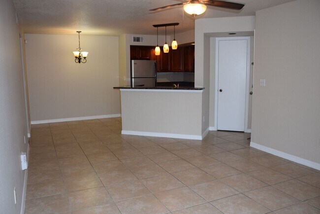 Building Photo - Prime Location in Orlando! Gated Community...