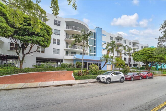 Building Photo - 1555 N Treasure Dr