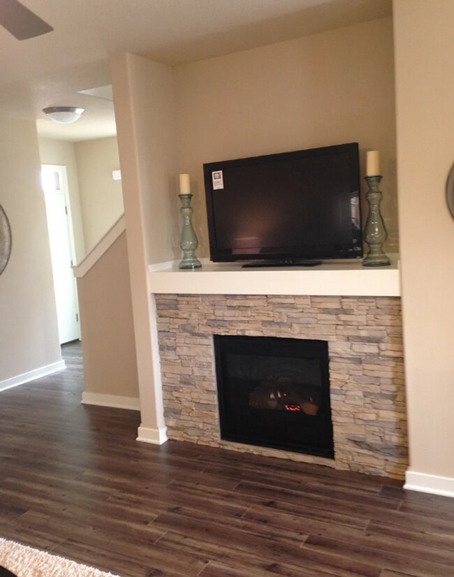 Foto del edificio - Beautiful 3 Bed/2.5 Bath Townhome in Great Location - Vail Lane