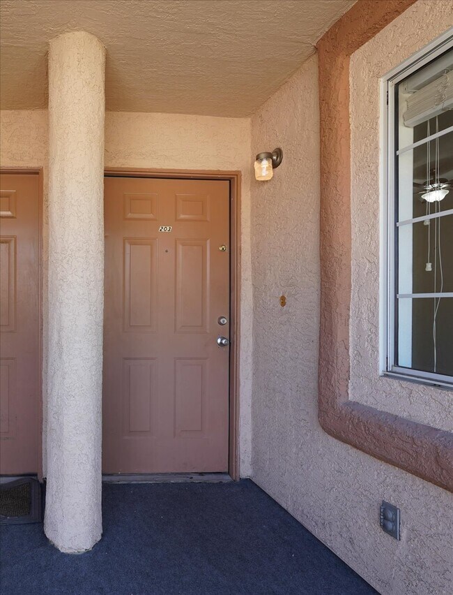Foto del edificio - 1612 N Torrey Pines Dr