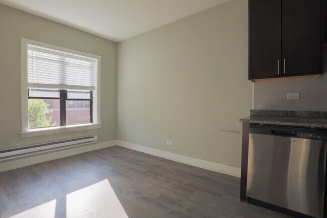 Building Photo - 627 W Cornelia Ave