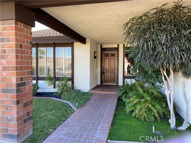 Building Photo - 320 E Country Hills Dr