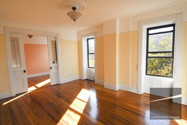 Building Photo - 393 Lewis Ave
