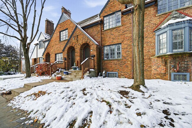 Foto del edificio - 2 Bedroom, 2 Bath Townhome located directly across from Franklin Park Conservatory