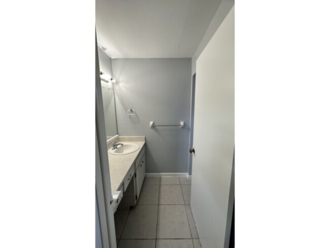 Building Photo - 3 Bedroom, 2 Bath SE Cape. AVAILABLE NOW!