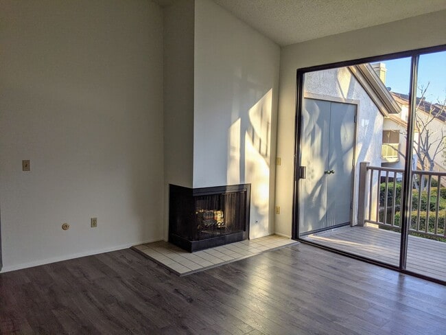 Building Photo - 10560 Lakeside Dr N
