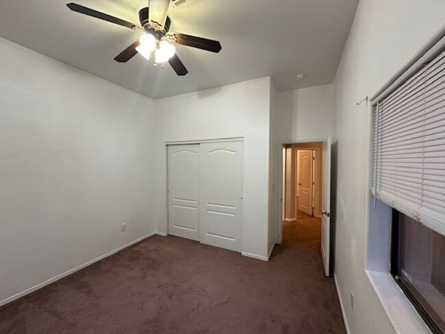 Building Photo - 4 Bedroom Home for Rent in Yuma East!