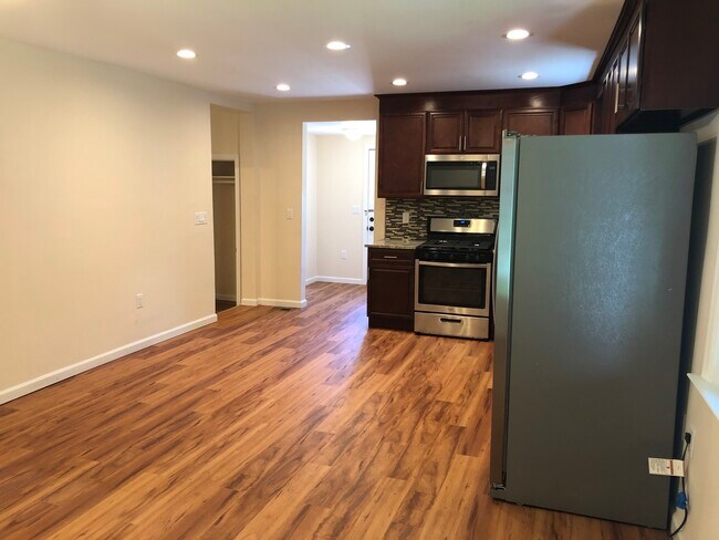 Cocina/sala de estar/comedor de concepto abierto - 33 Wells Ave