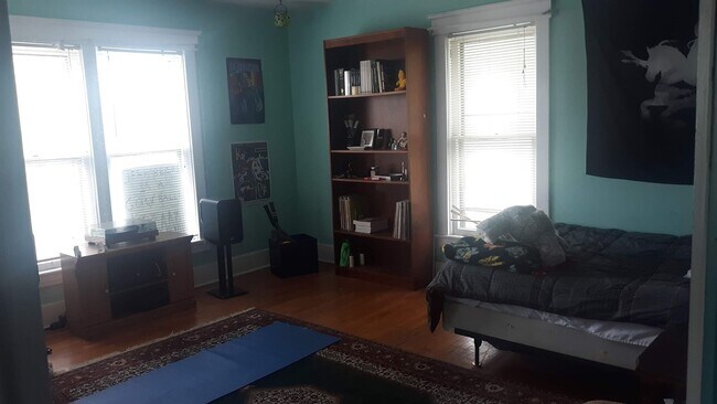 Foto del edificio - Huge sunny vintage 4bedroom apartment