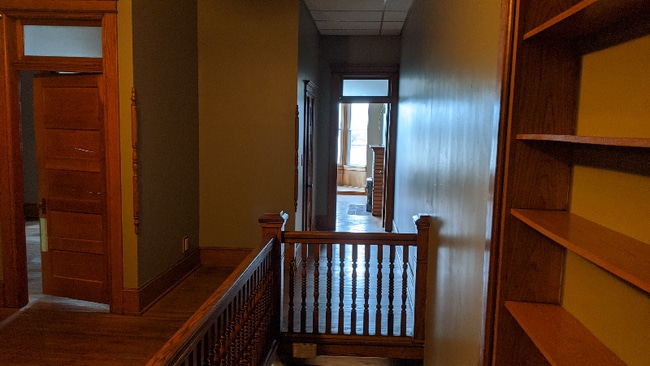 Building Photo - 127 1/2-38-32 E Main St