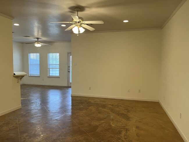 Building Photo - Duplex in Surrey Ridge!