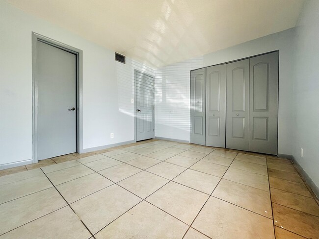 Building Photo - 1365 Seaview