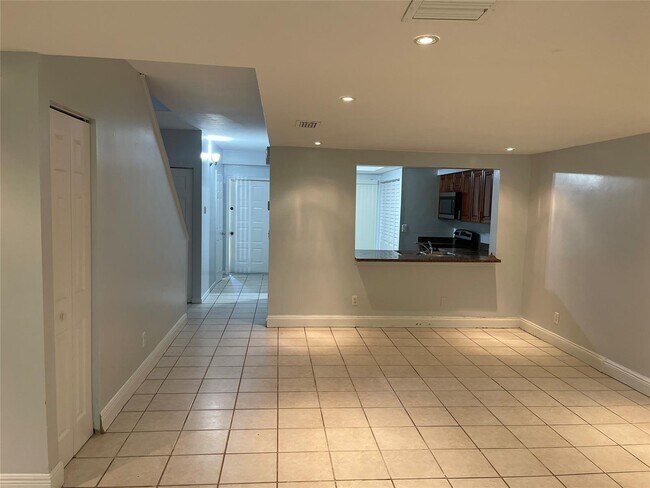 Building Photo - 8843 Springtree Lakes Dr
