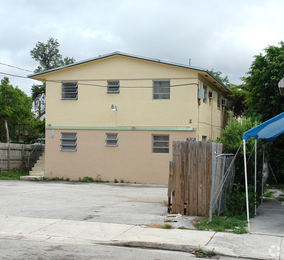 Building Photo - 955 SW 6th St