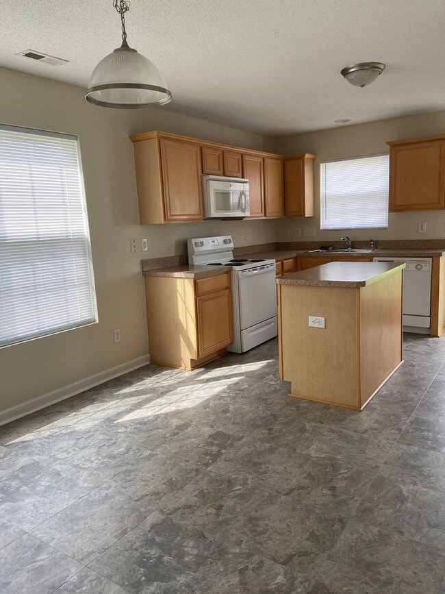 Foto del edificio - ~~~ Like New 4 Bedroom Townhome  ~~~