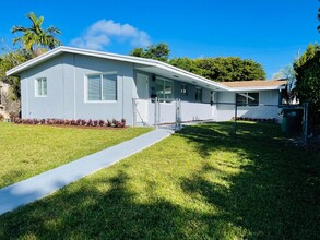 Building Photo - 1515 NE 110th St