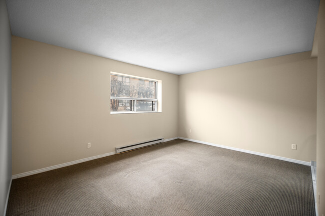 Building Photo - 1381 Bathurst St