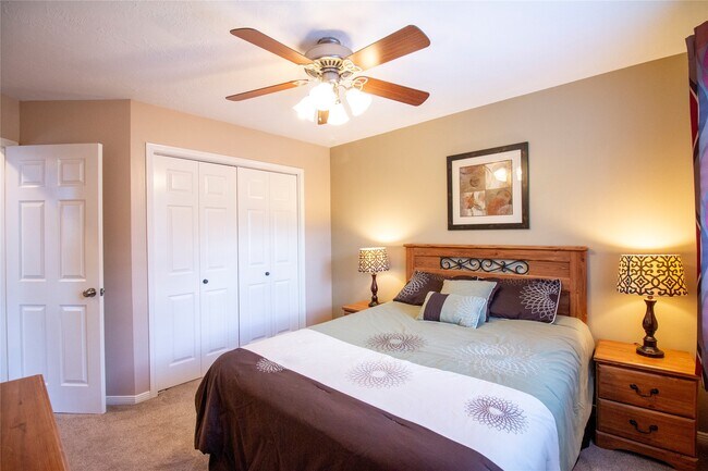 Foto del edificio - 7911 Hidden Oaks Ln