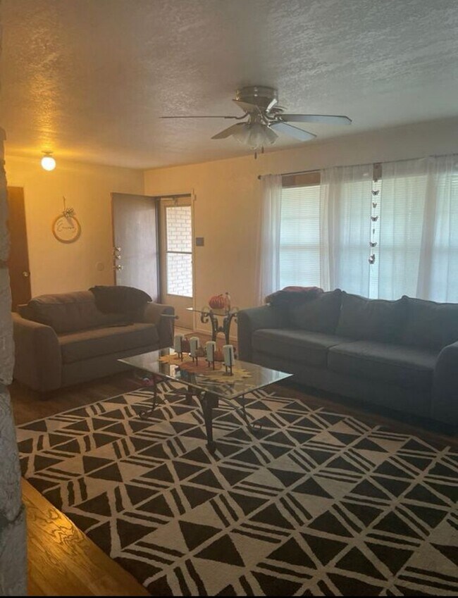 Foto del edificio - Spacious 4 Bedroom Home!
