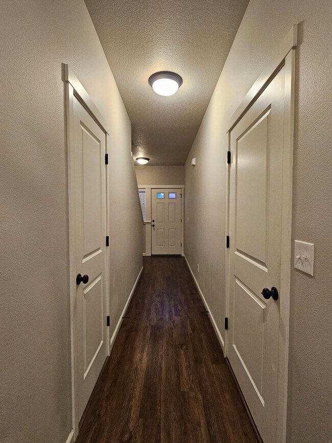 Building Photo - Newer Gorgeous 3 bedroom 2.5 bathroom 2 ca...