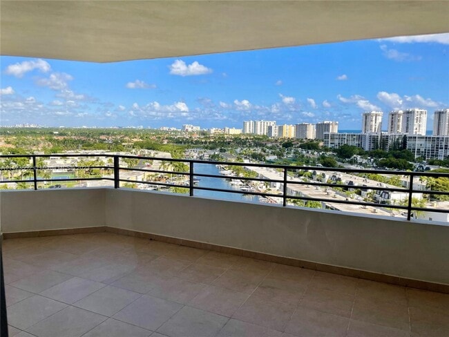 Building Photo - 2500 Parkview Dr
