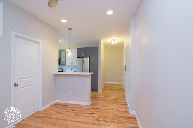 Building Photo - 240 Crown St