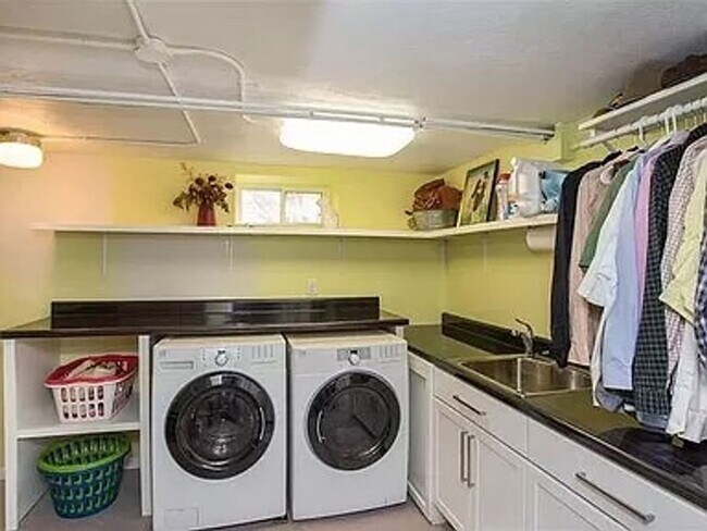 Foto del edificio - Adorable renovated cottage in University H...