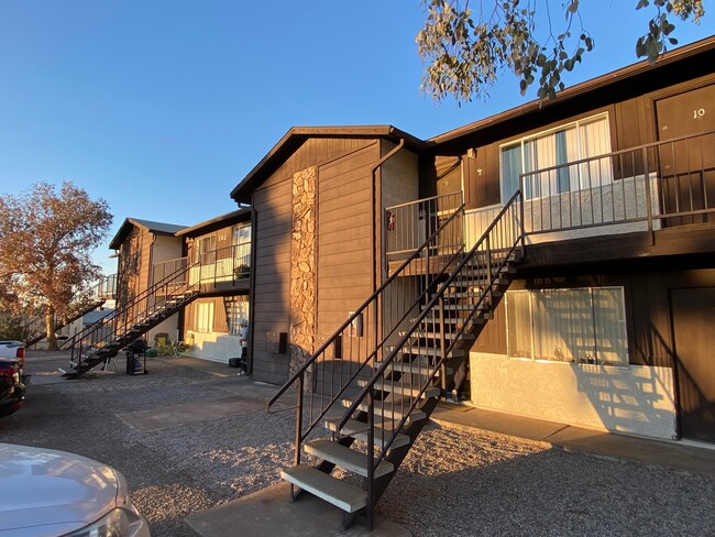 Building Photo - 302 W Basic Rd