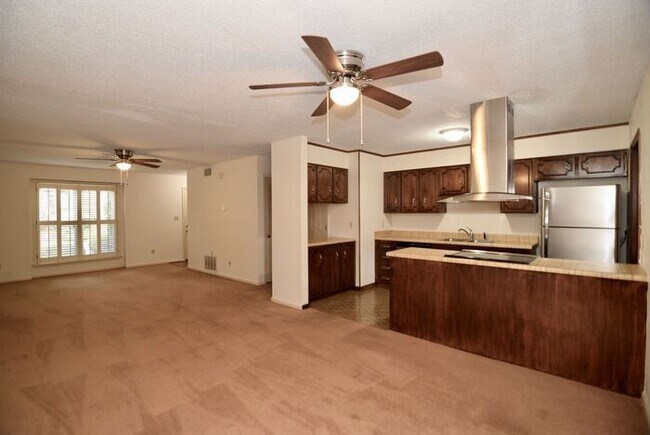 Building Photo - 3 Bed/2.5 Bath Forest Hills Condo