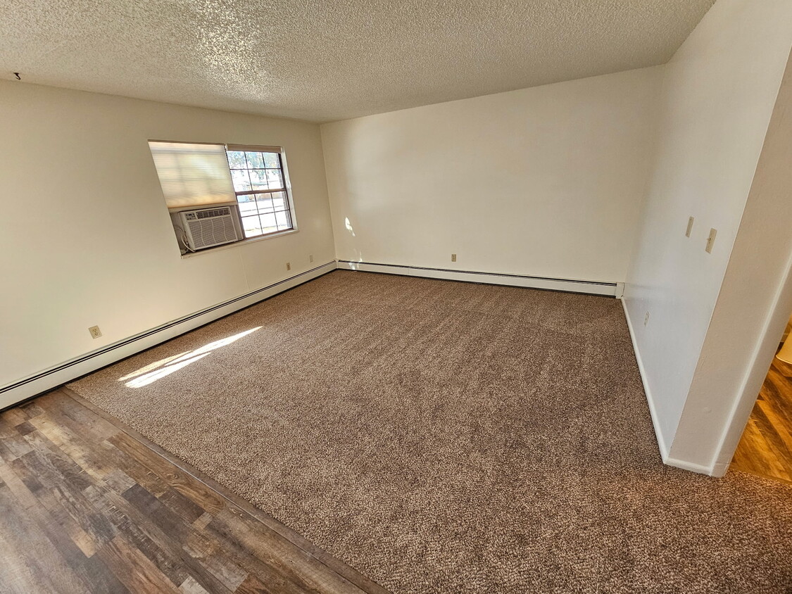 Building Photo - 254 N Mulberry St