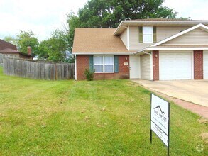Building Photo - 1709 Lakewood Dr