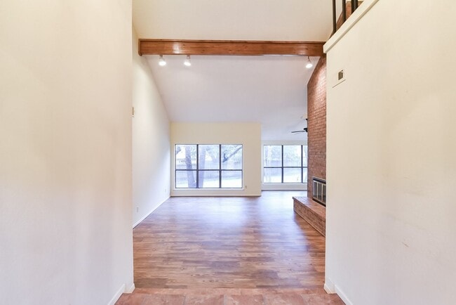 Building Photo - Luxury Living on Lake Arlington