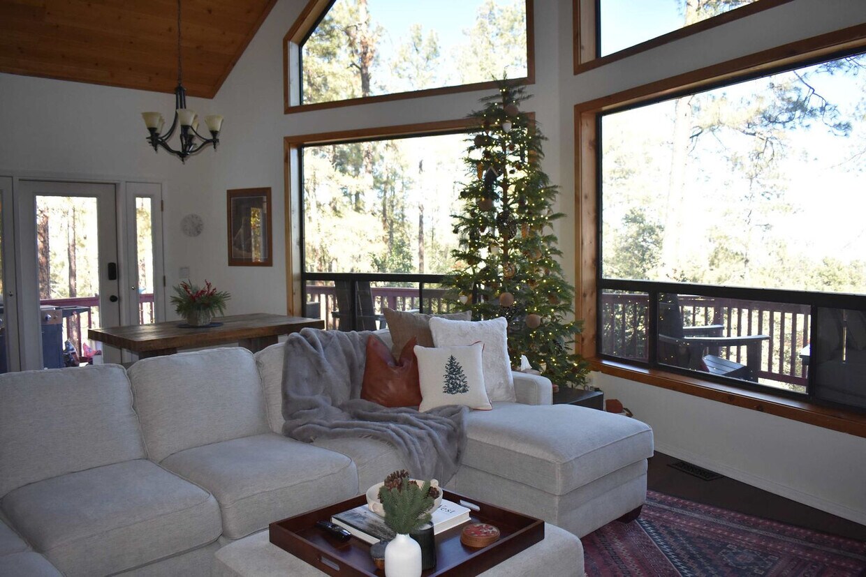 Foto principal - 2373 W Mountain Laurel Rd