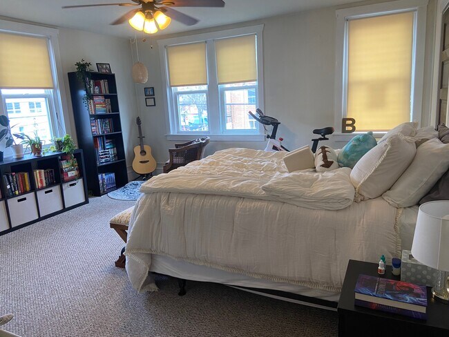 Spacious bedroom with large closets - 206 Courtland St