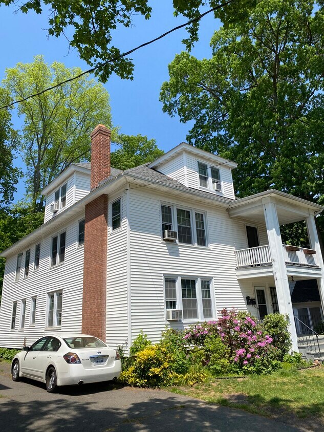 Foto principal - 142 Whitman Ave