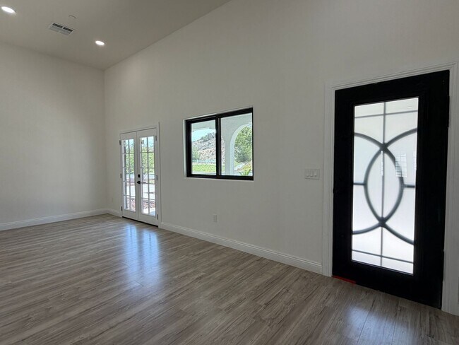 Foto del edificio - 4465 Gilchrist Dr