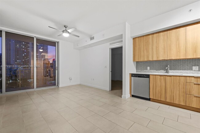 Foto del edificio - 2150 N Bayshore Dr