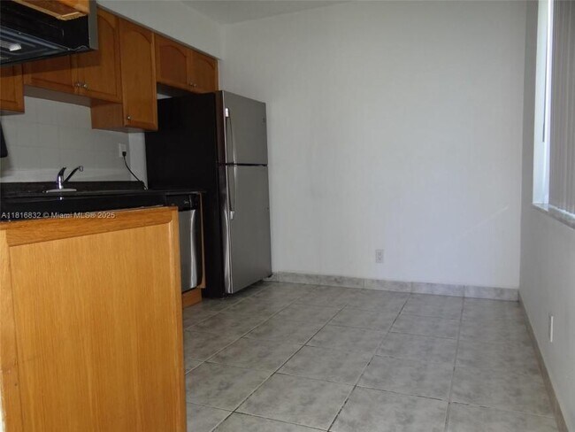 Building Photo - 2 bedroom in Hallandale FL 33009