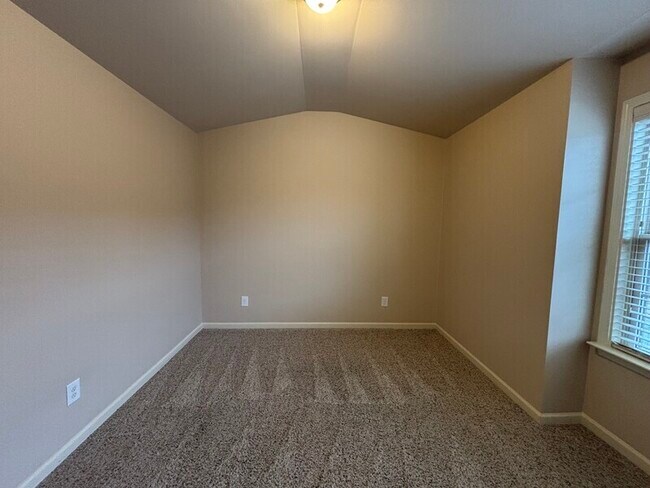 Building Photo - 2218 Knoxhill View