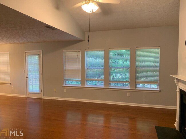 Building Photo - 3369 Benthollow Ln