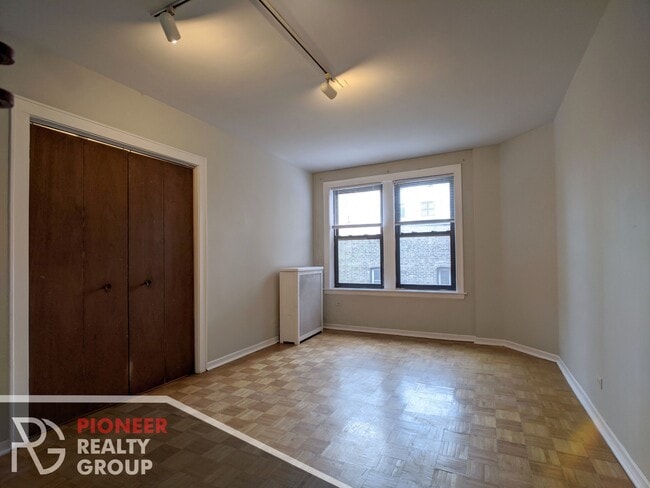Building Photo - 739 W Belmont Ave