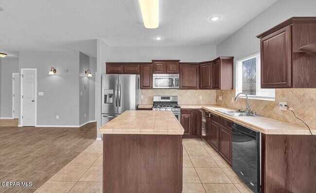 Foto del edificio - 6825 Steffers Ln