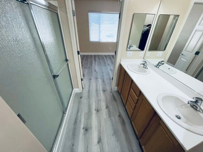 Building Photo - Charming 3 Bedroom in 55+ Solera, Laminate...