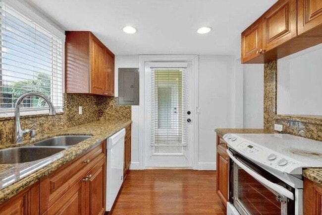 Building Photo - 45 SE 7th Ave