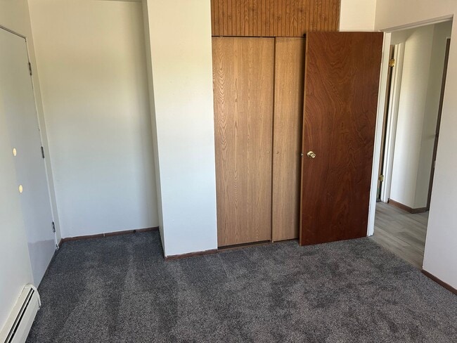 Building Photo - 2 Bedroom Upper with Heat and Water included
